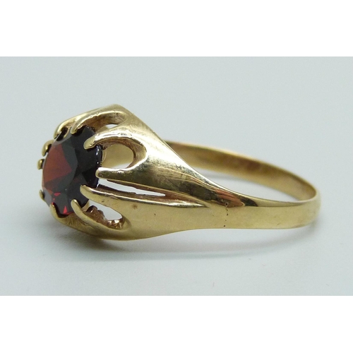 926 - A yellow metal and garnet ring, 2.1g, R