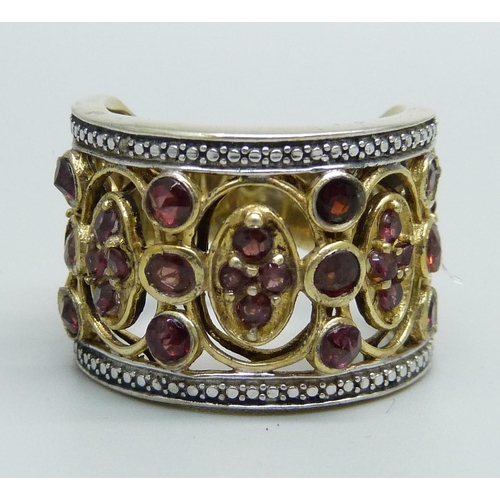 932 - An ornate silver gilt and garnet ring, R