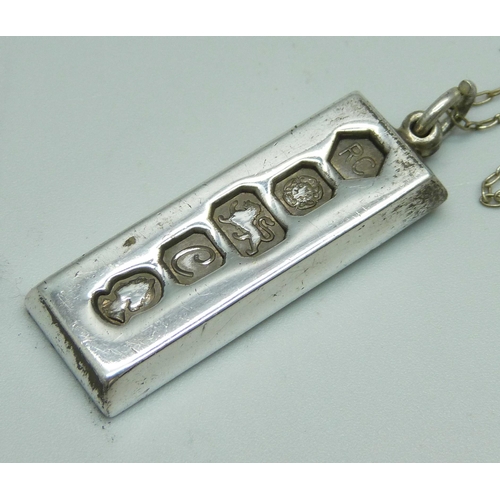 938 - A silver ingot pendant on a chain, 32g