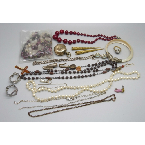 940 - A plated sovereign holder and costume jewellery