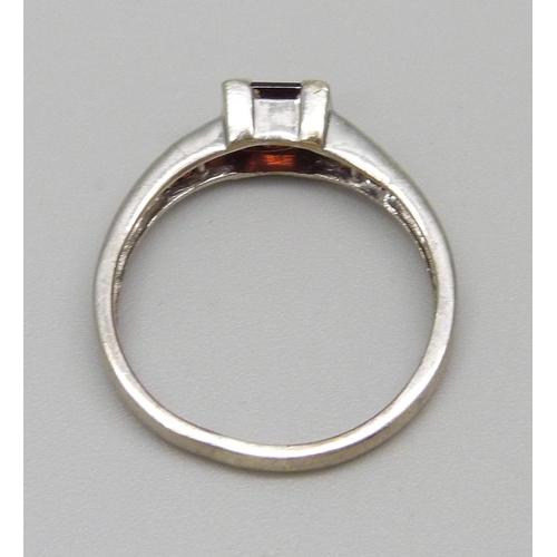 947 - A 9ct white gold and garnet ring, 2.7g, S