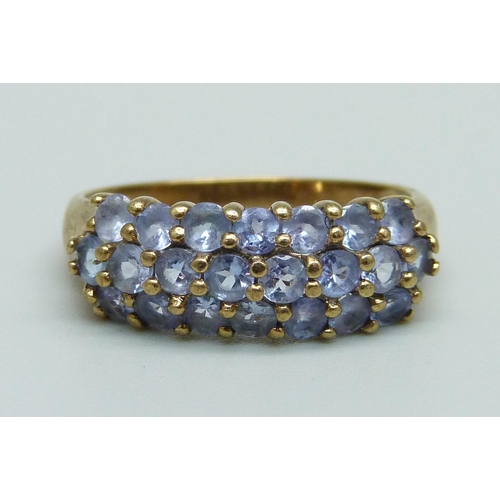 952 - A 9ct gold, three band lavender coloured stone ring, 2.5g, Q