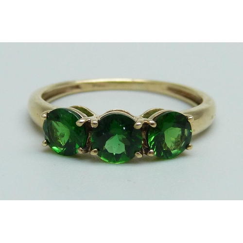 954 - A 9ct gold and three green stone ring, 1.9g, P