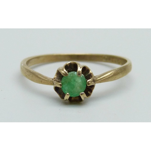 955 - A 9ct gold and emerald ring, 1.1g, K