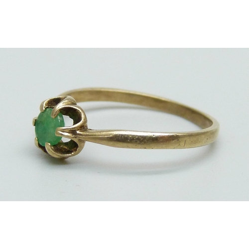 955 - A 9ct gold and emerald ring, 1.1g, K