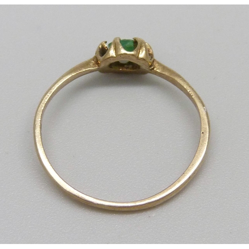 955 - A 9ct gold and emerald ring, 1.1g, K