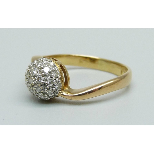 975 - A yellow metal and diamond cluster ring, 3.3g, L