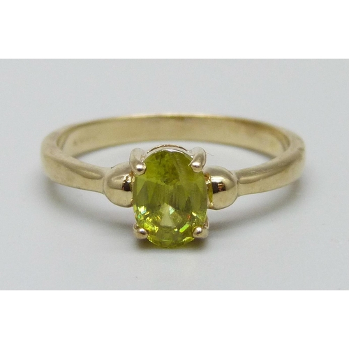 981 - A 9ct gold and peridot ring, 2g, N