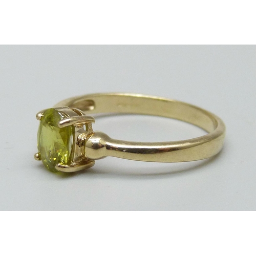 981 - A 9ct gold and peridot ring, 2g, N