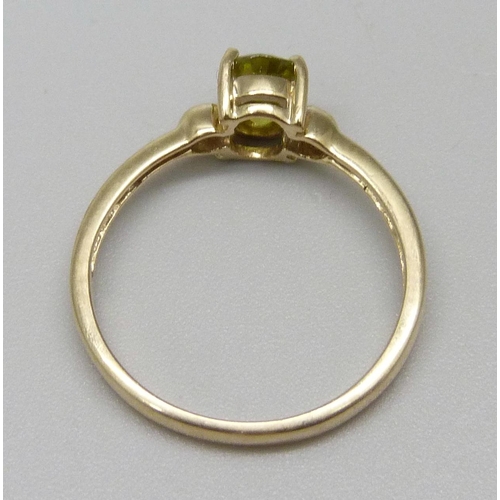 981 - A 9ct gold and peridot ring, 2g, N