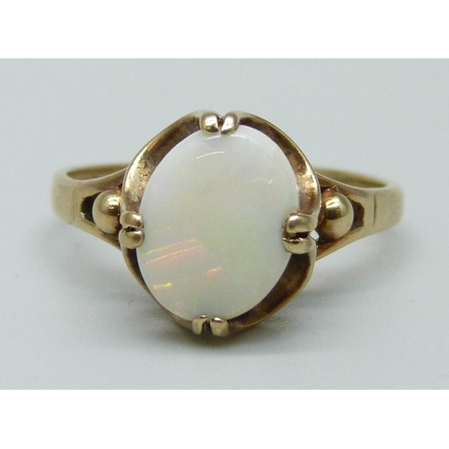 982 - A 9ct gold and opal ring, 2.4g, P