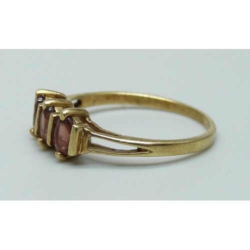 984 - A 9ct gold and three stone ring, 1.8g, P