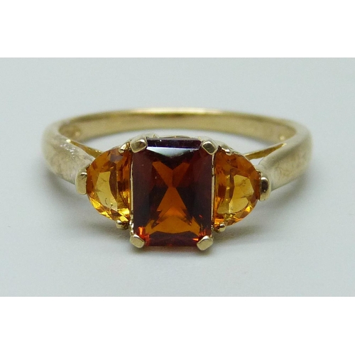 987 - A 9ct gold and three stone ring, 2.2g, N