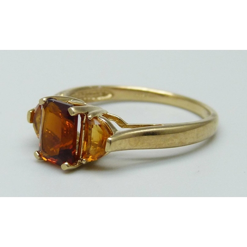 987 - A 9ct gold and three stone ring, 2.2g, N