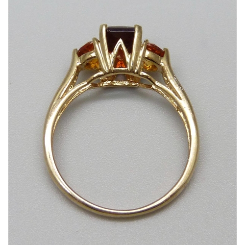 987 - A 9ct gold and three stone ring, 2.2g, N