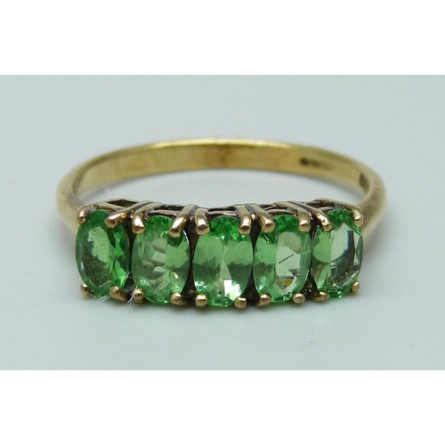 988 - A 9ct gold and five green stone ring, 1.8g, N