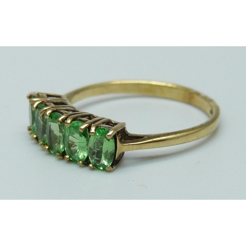 988 - A 9ct gold and five green stone ring, 1.8g, N