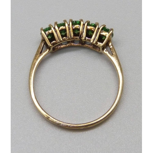 988 - A 9ct gold and five green stone ring, 1.8g, N