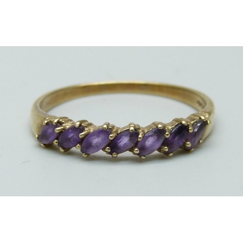 989 - A 9ct gold and amethyst seven stone ring, 1.9g, T