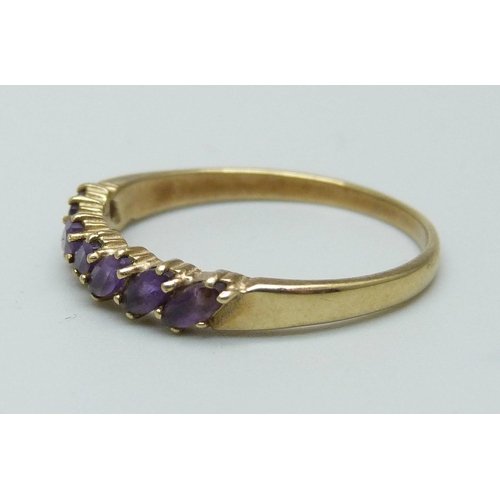 989 - A 9ct gold and amethyst seven stone ring, 1.9g, T