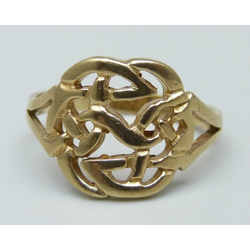 991 - A 9ct gold and Celtic design ring, 2.7g, O