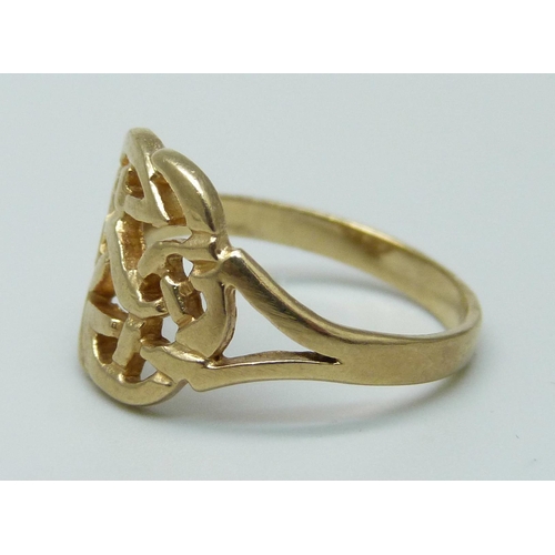 991 - A 9ct gold and Celtic design ring, 2.7g, O