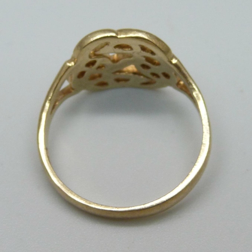 991 - A 9ct gold and Celtic design ring, 2.7g, O