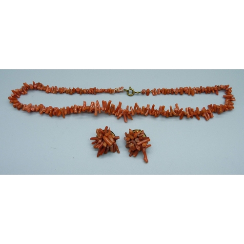 996 - A coral necklace and earrings