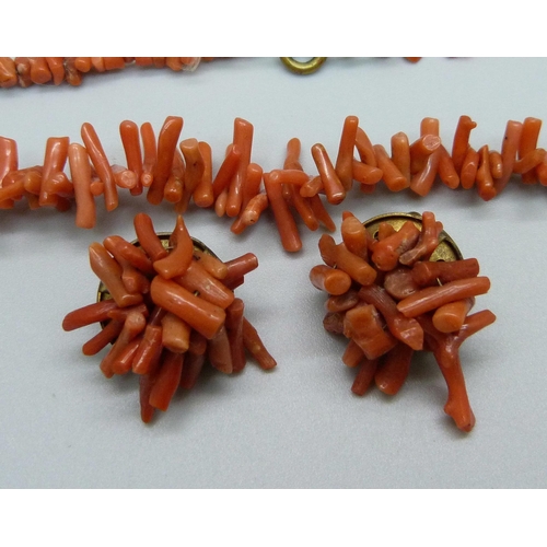 996 - A coral necklace and earrings