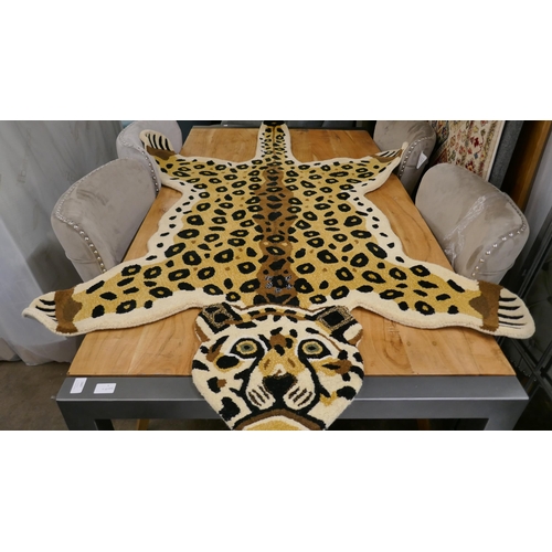 1446 - A 6ft x 4ft rug depicting a leopard
