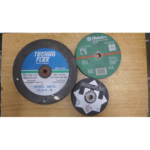 2005 - A quantity of assorted sized grinding and cutting discs and mixed hand tools including a Record no. ... 