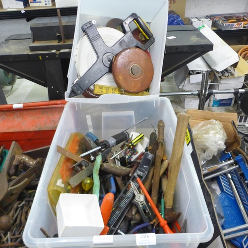2018 - A large quantity of hand tools including wire brushes, pliers, hammers, screwdrivers, files, tape me... 