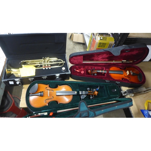 2082 - A Stentor Student ST 3/4 sized violin with bow and Stentor case, one other 3/4 sized violin with bow... 