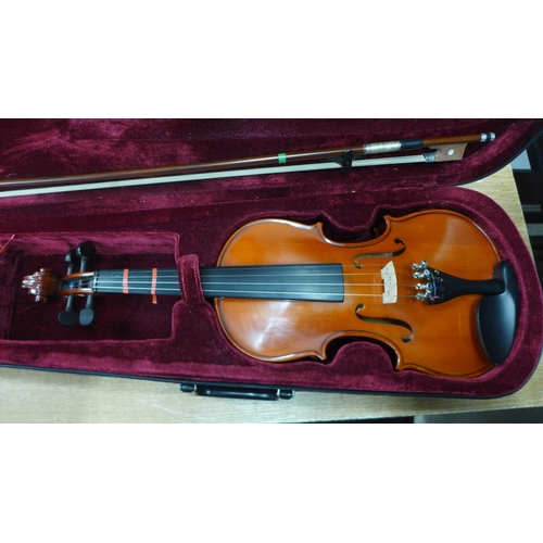 2082 - A Stentor Student ST 3/4 sized violin with bow and Stentor case, one other 3/4 sized violin with bow... 