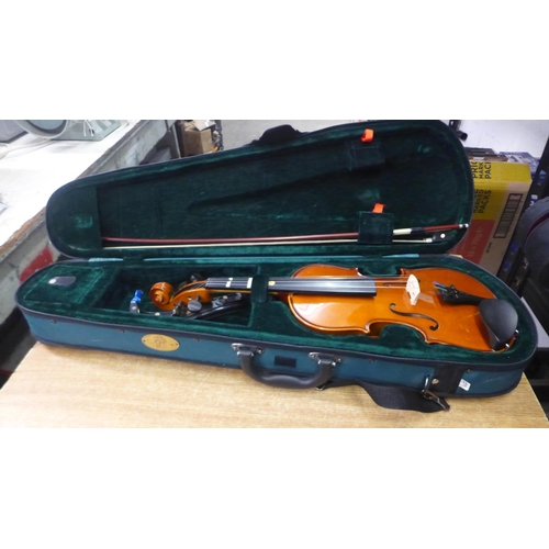 2082 - A Stentor Student ST 3/4 sized violin with bow and Stentor case, one other 3/4 sized violin with bow... 