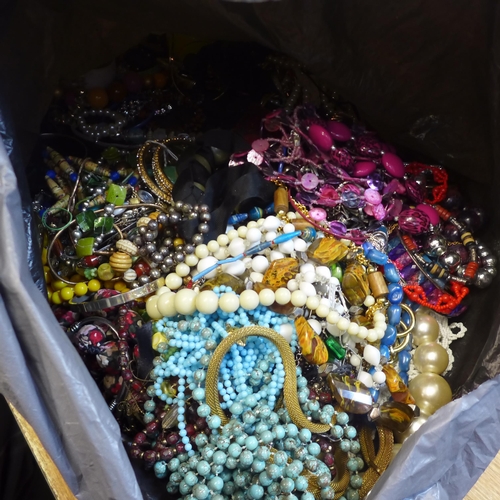 2105 - A 10kg bag of costume jewellery