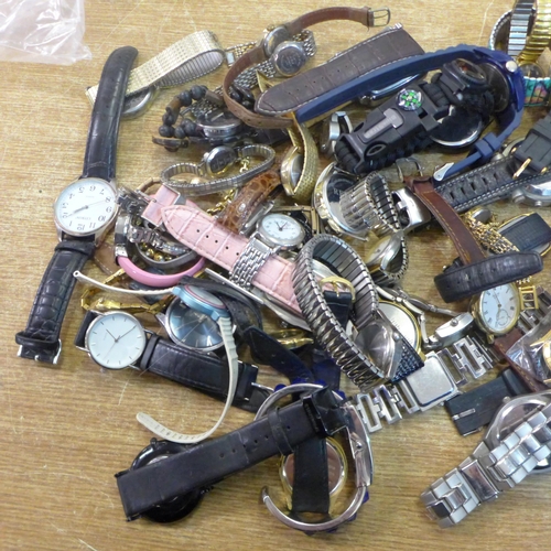 2107 - A quantity of lady's and gent's assorted wristwatches