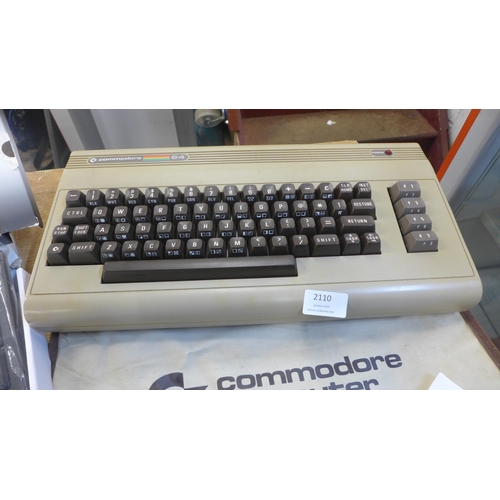 2110 - A Commodore 64 vintage gaming system S/N U.KB147222 and a Kensington ValuKeyboard standard USB keybo... 