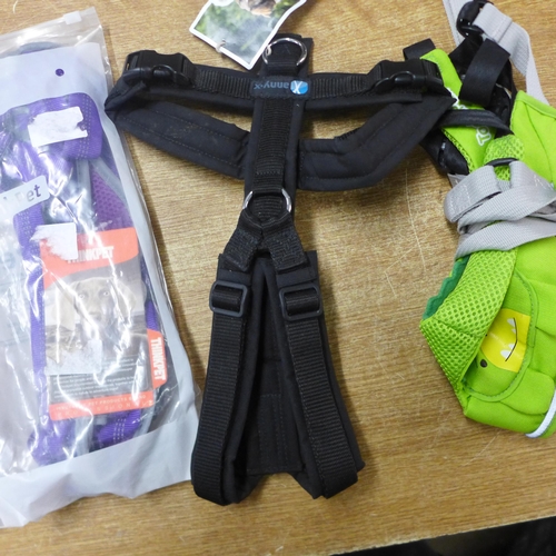 2130 - 4 assorted dog harnesses/leads