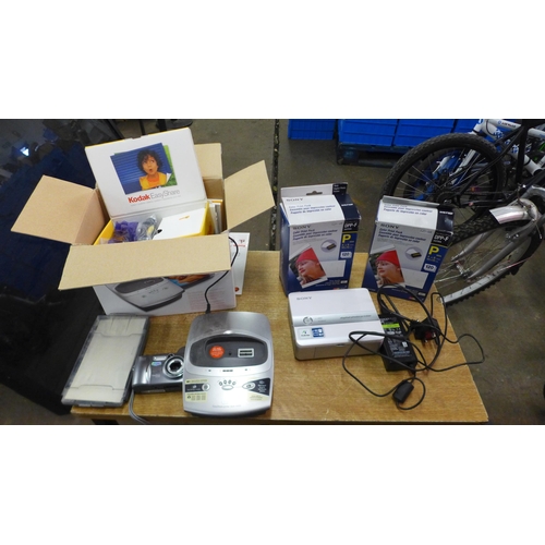 2137 - A Kodak Easyshare printer dock 4000 (boxed) and a Sony DPP-FP35 digital photo printer with cables an... 