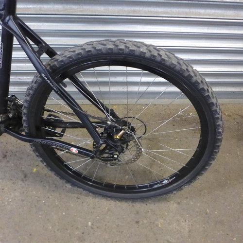 2205 - An aluminium framed Saracen Mantra 1 front suspension hardtail mountain bike with twin disc brakes