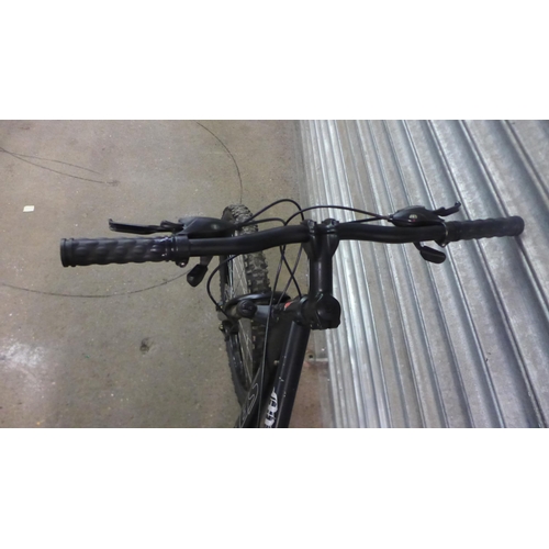 2205 - An aluminium framed Saracen Mantra 1 front suspension hardtail mountain bike with twin disc brakes