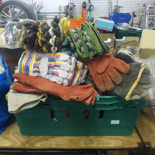 2386 - A large quantity of assorted work gloves all various sizes and styles