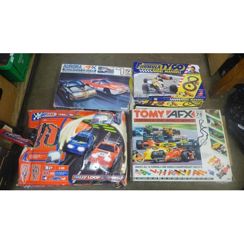 2388 - A collection of four vintage slot racing games - Aura AFX midnight racers, Formula One Tyco, AFX F1 ... 