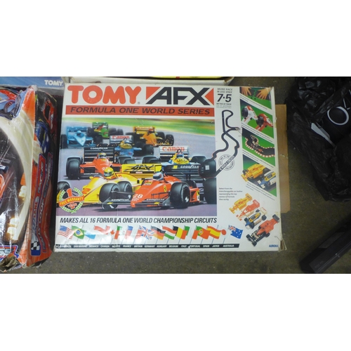 2388 - A collection of four vintage slot racing games - Aura AFX midnight racers, Formula One Tyco, AFX F1 ... 