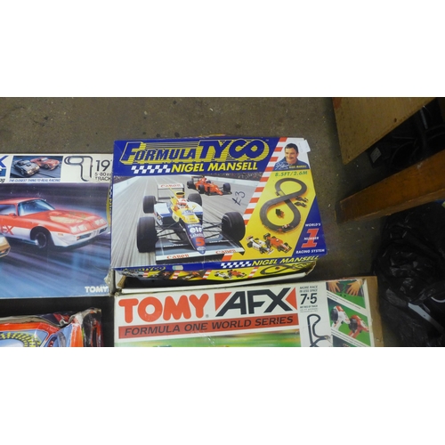 2388 - A collection of four vintage slot racing games - Aura AFX midnight racers, Formula One Tyco, AFX F1 ... 