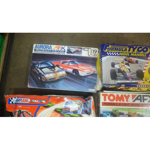 2388 - A collection of four vintage slot racing games - Aura AFX midnight racers, Formula One Tyco, AFX F1 ... 