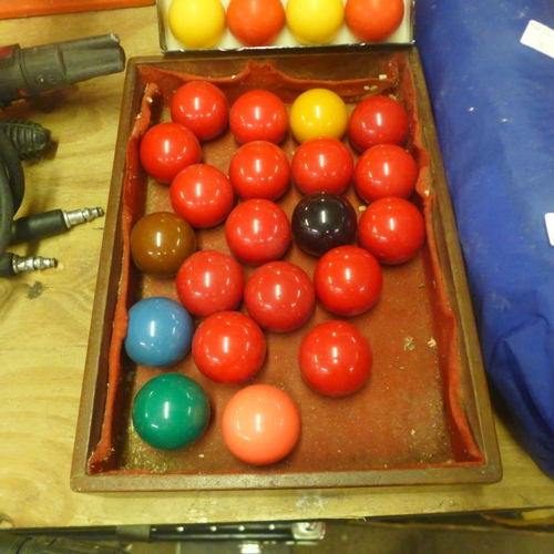 2394 - A set of pool balls,  a set of snooker balls and a set of shuttlecocks