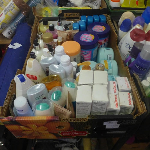 2396 - A box of assorted bathroom items including: Cilit Bang cleaning crystals, Piz Buin aftersun,
Pantene... 