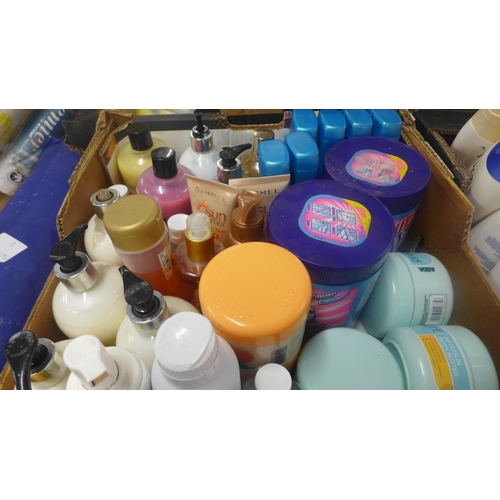 2396 - A box of assorted bathroom items including: Cilit Bang cleaning crystals, Piz Buin aftersun,
Pantene... 